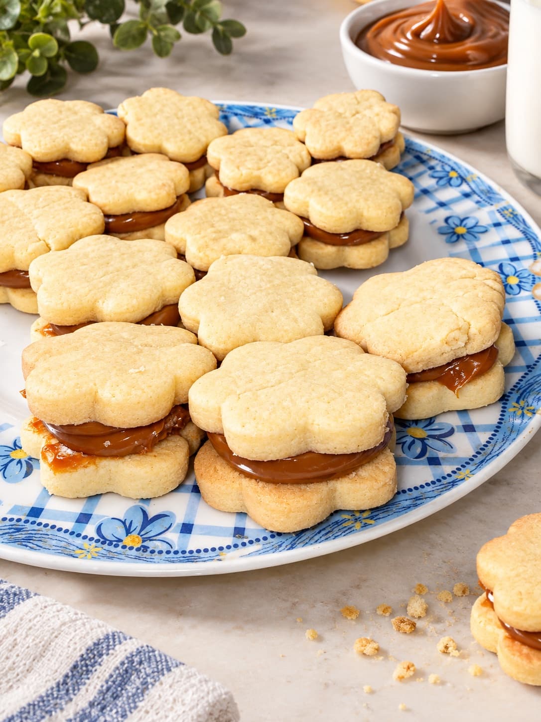 Plato con alfajores en forma de flor rellenos de manjar