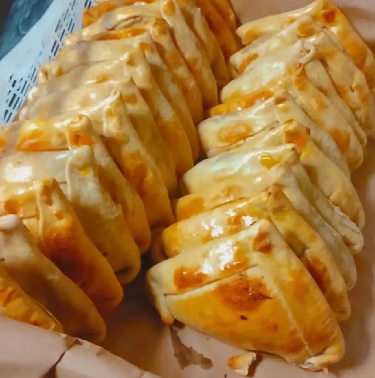 Empanadas de horno doradas recién salidas