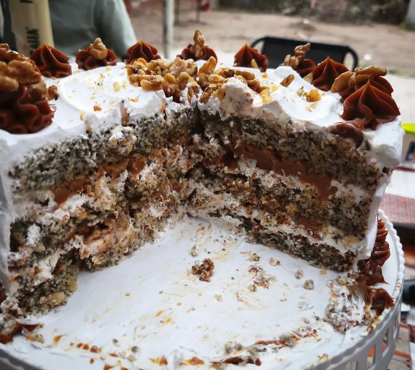 Torta partida, se ven las capas y el relleno por dentro